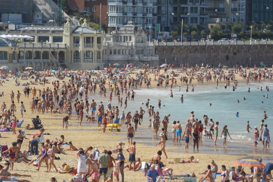 Fotos: Los guipuzcoanos se resisten a despedirse de la playa