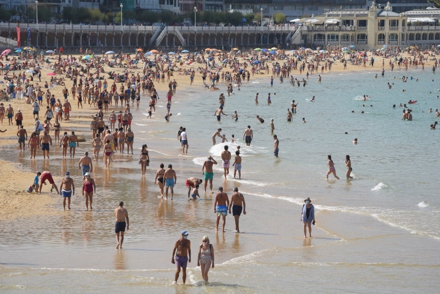 Fotos: Los guipuzcoanos se resisten a despedirse de la playa