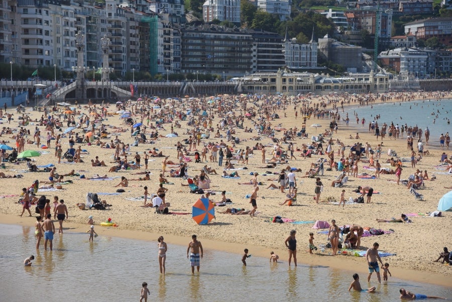 Fotos: Los guipuzcoanos se resisten a despedirse de la playa