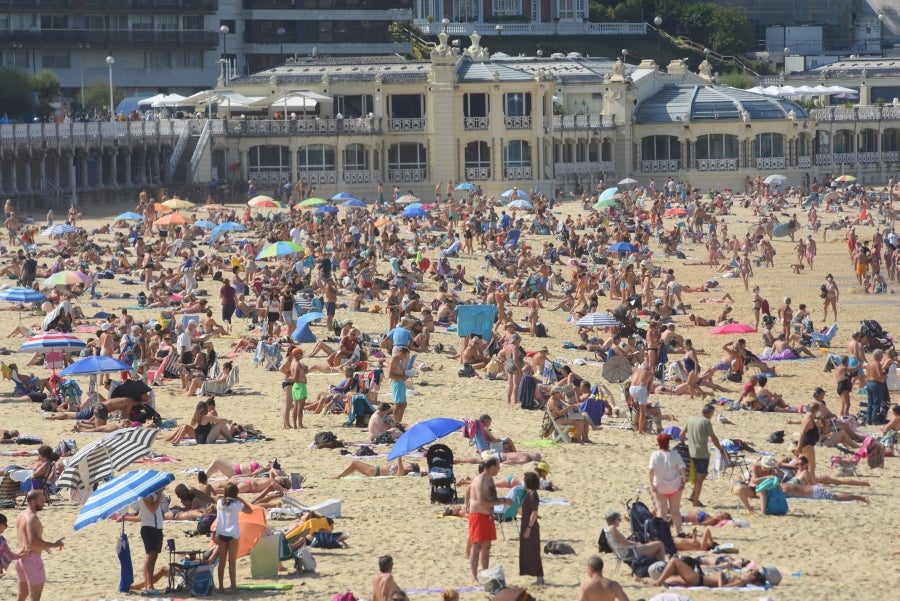 Fotos: Los guipuzcoanos se resisten a despedirse de la playa