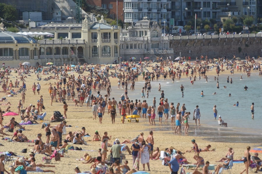 Fotos: Los guipuzcoanos se resisten a despedirse de la playa