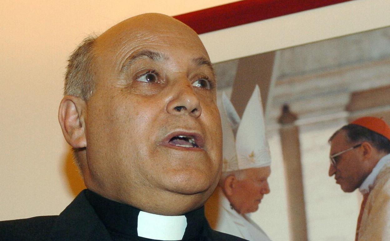 Silverio Nieto, durante la lectura de un comunicado relacionado con la investigación judicial a un sacerdote en 2004 por presunta pederastia. 