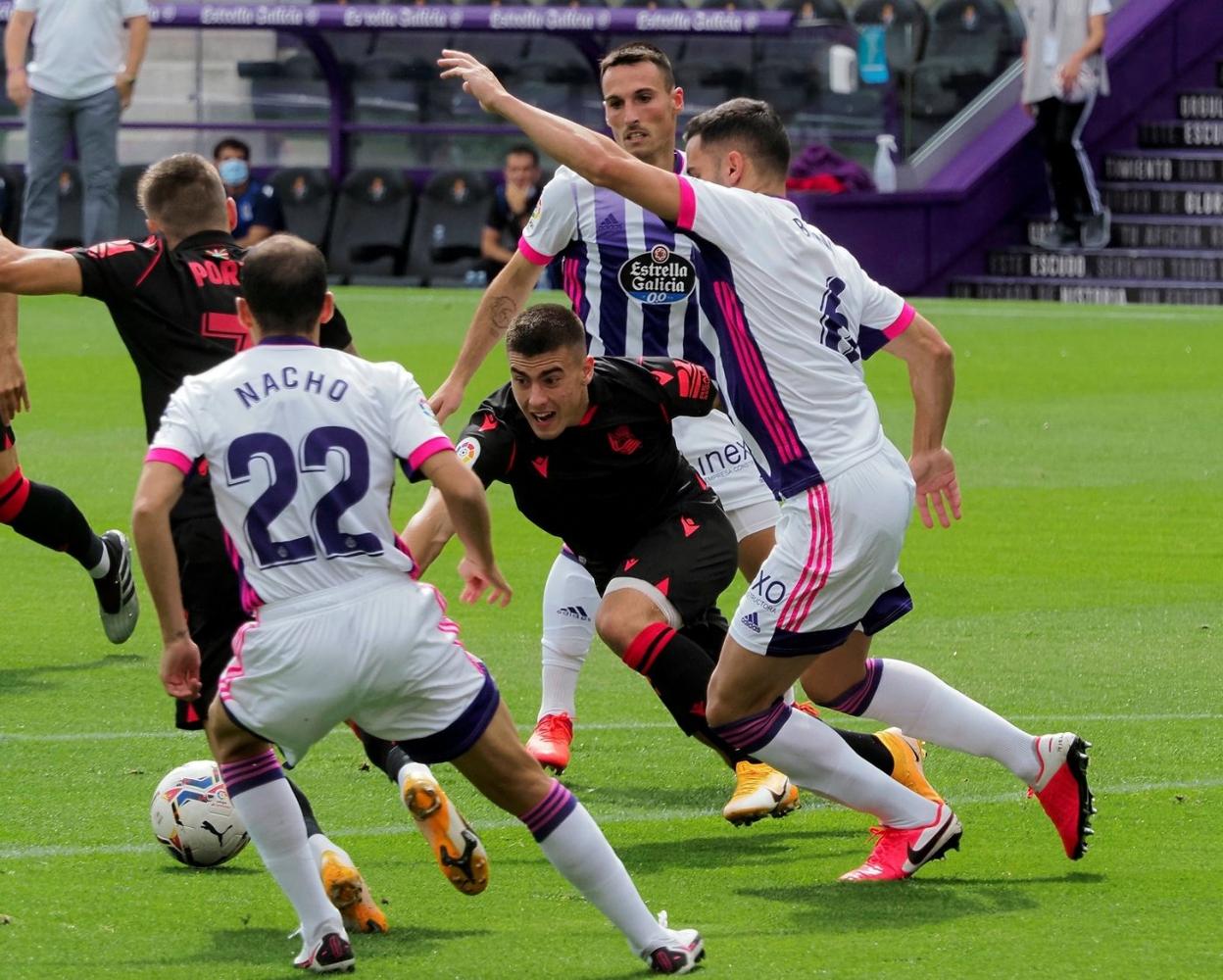 Barrenetxea intenta llegar a la desesperada a un balón dentro del área rival. 