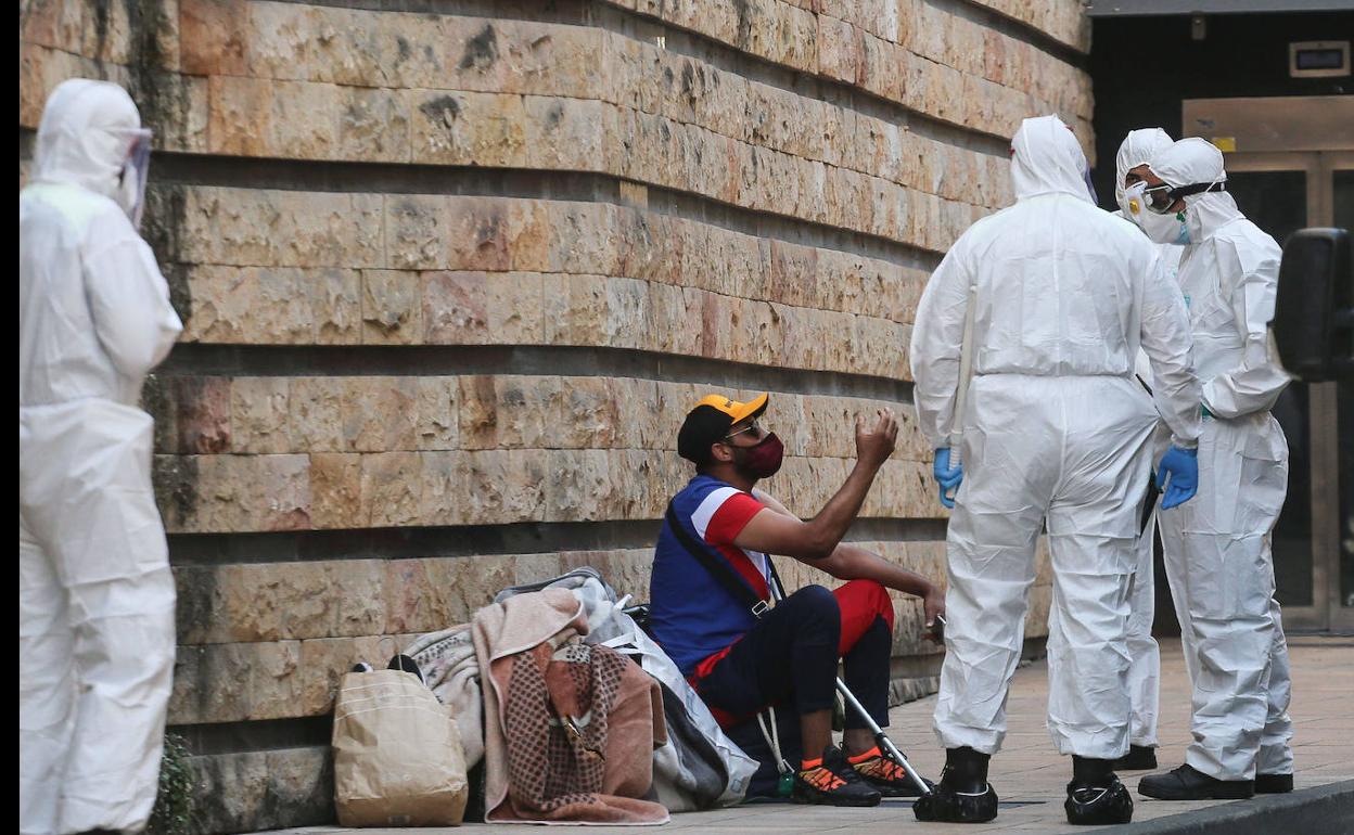 Los agentes hablan con el vendedor ambulante junto a la estación de Ardanza.