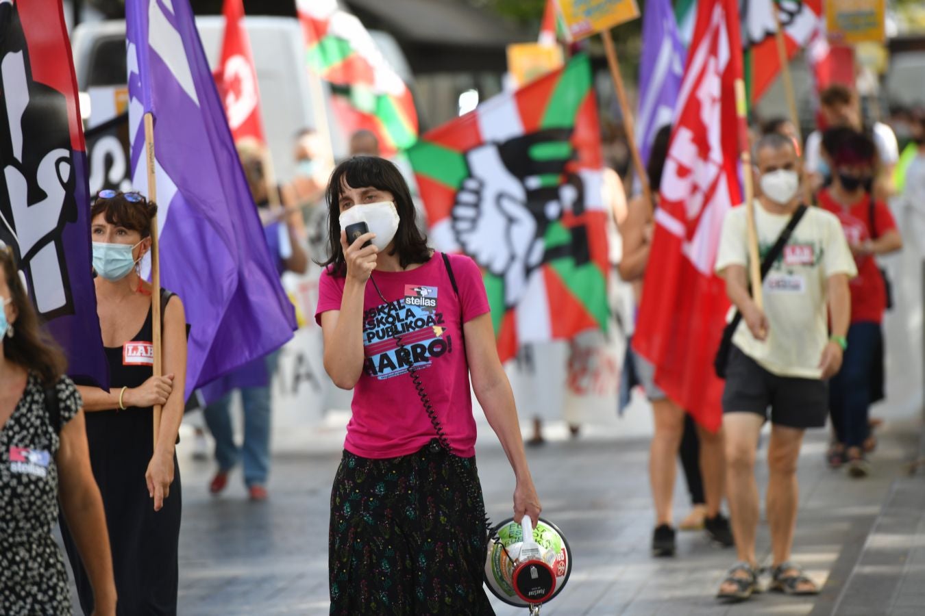 Los sindicatos de la enseñanza se han manifestado este martes en las calles de San Sebstián y han reclamado un retorno a las aulas «seguro» y acordado para hacer frente al Covid-19