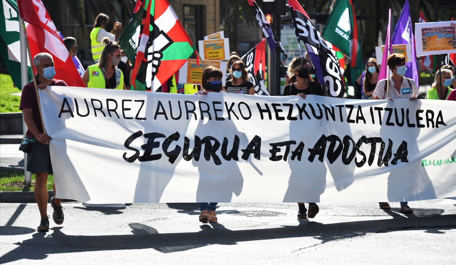 Los sindicatos de la enseñanza se han manifestado este martes en las calles de San Sebstián y han reclamado un retorno a las aulas «seguro» y acordado para hacer frente al Covid-19