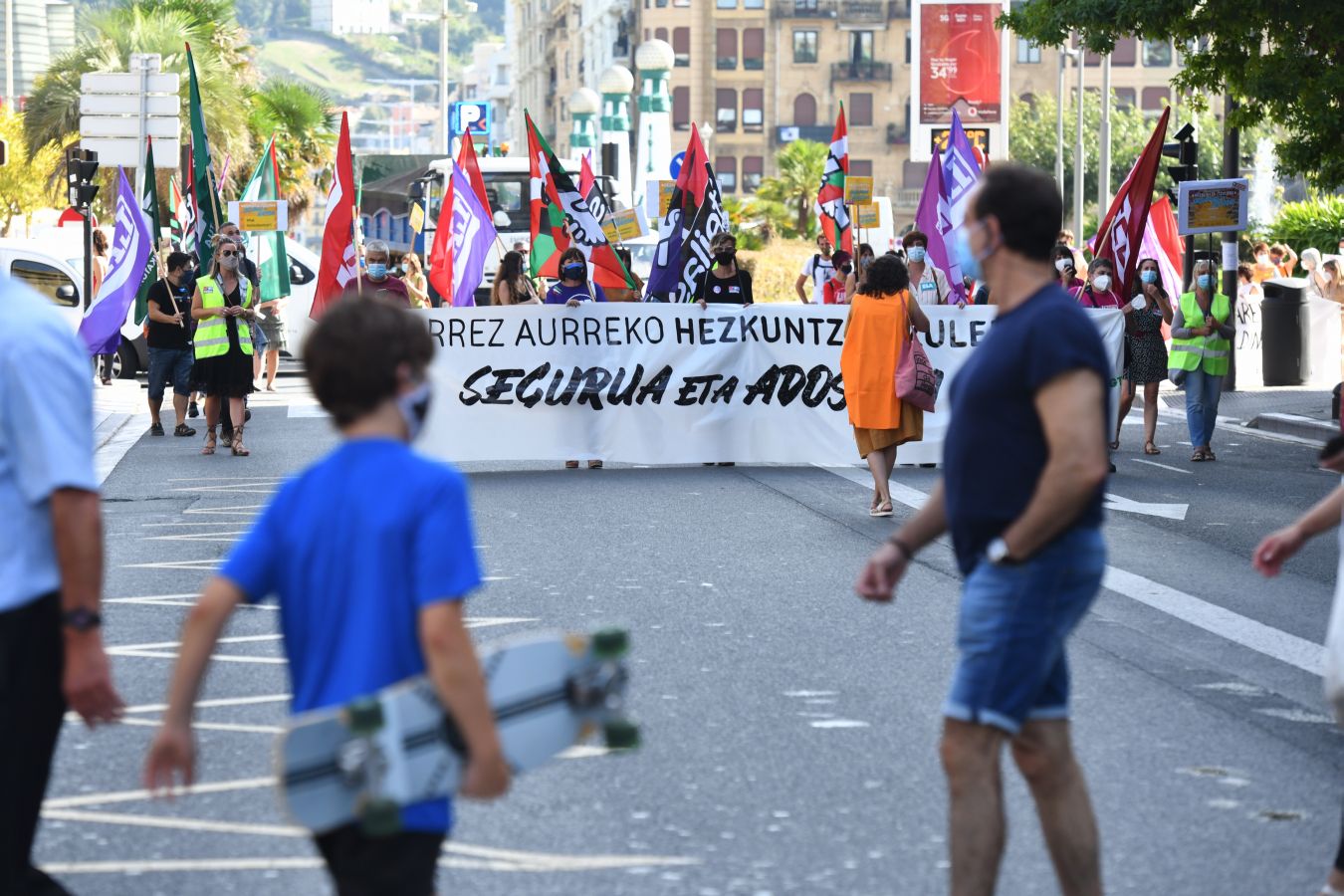 Los sindicatos de la enseñanza se han manifestado este martes en las calles de San Sebstián y han reclamado un retorno a las aulas «seguro» y acordado para hacer frente al Covid-19