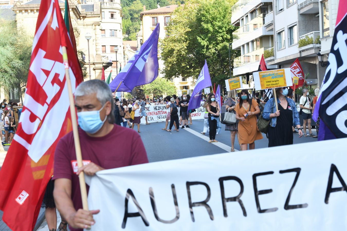 Los sindicatos de la enseñanza se han manifestado este martes en las calles de San Sebstián y han reclamado un retorno a las aulas «seguro» y acordado para hacer frente al Covid-19