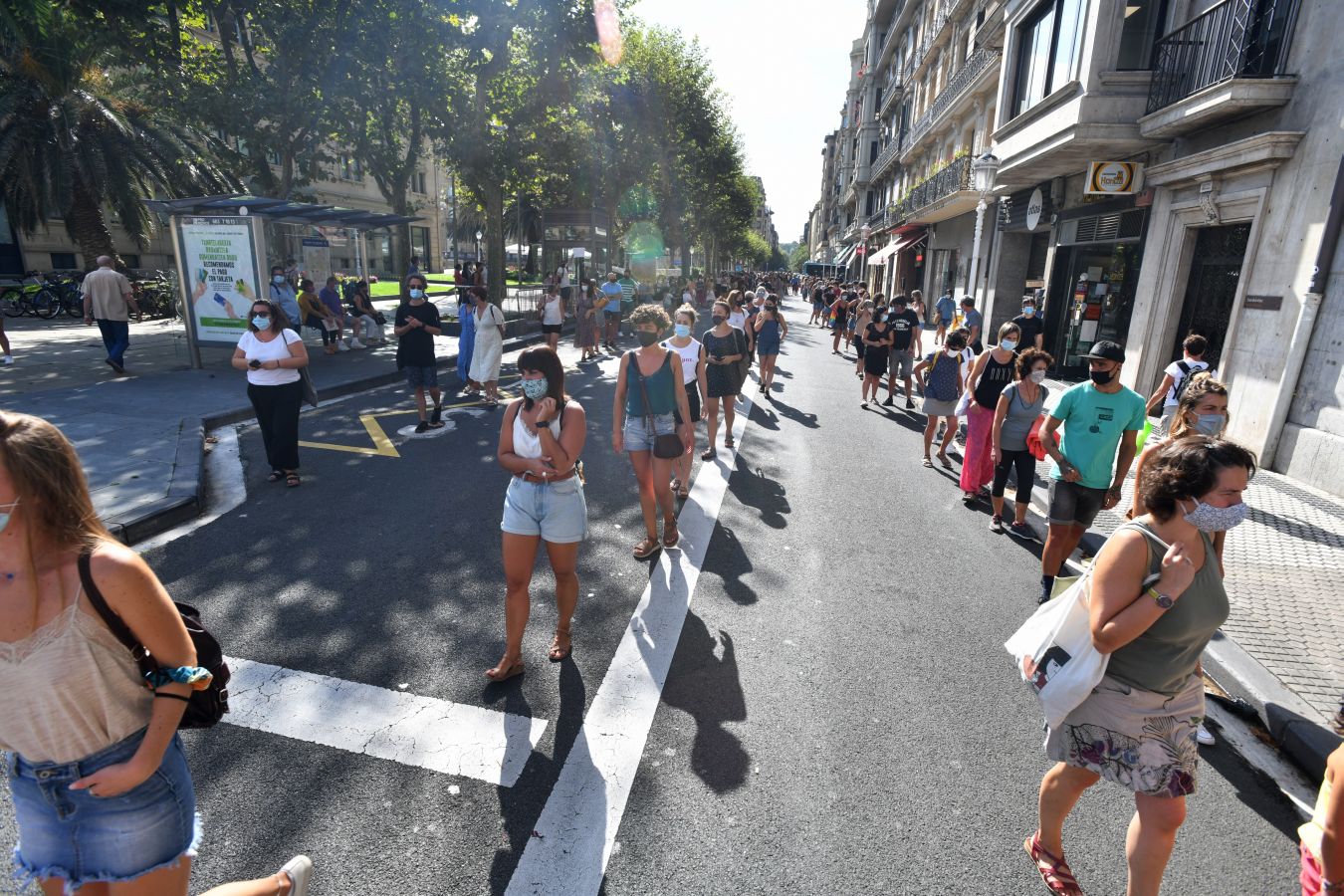 Los sindicatos de la enseñanza se han manifestado este martes en las calles de San Sebstián y han reclamado un retorno a las aulas «seguro» y acordado para hacer frente al Covid-19