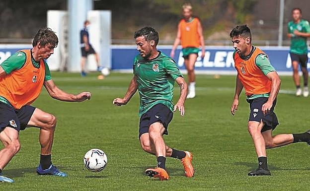 David Silva encara a Le Normand en un momento del entrenamiento de ayer en las instalaciones de Zubieta. 