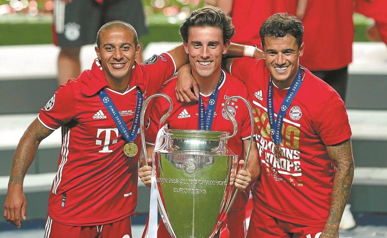 Álvaro Odriozola con el trofeo de la Champions League acompañado por Thiago y Coutinho. 