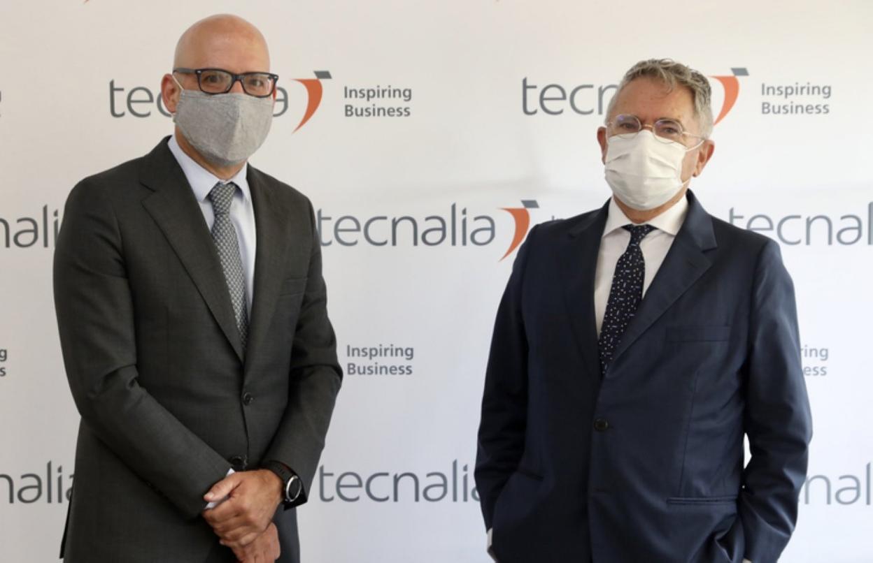 Alex Belaustegi, ayer, junto a Emiliano López Atxurra. 