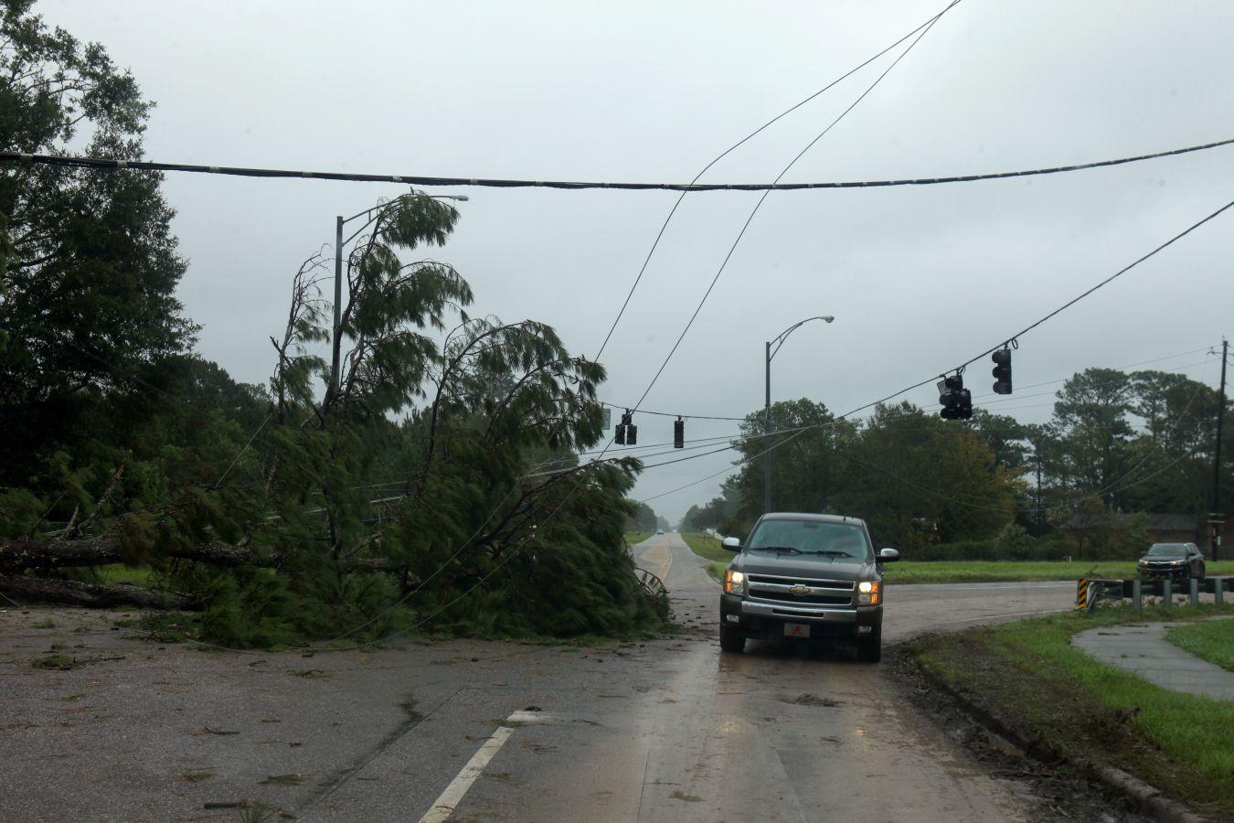 La costa este de Estados Unidos ha sufrido especialmente la llegada del huracán Sally. De hecho, los estados afectados han sufrido cortes eléctricos e inundaciones, además de la caída de decenas de árboles. 'Sally' ha dejado a más de medio millón de personas sin luz. Los estados de Alabama y Florida han resultado los más afectados. Sally tocó tierra como huracán categoría dos, con vientos de hasta 160 km/h. 