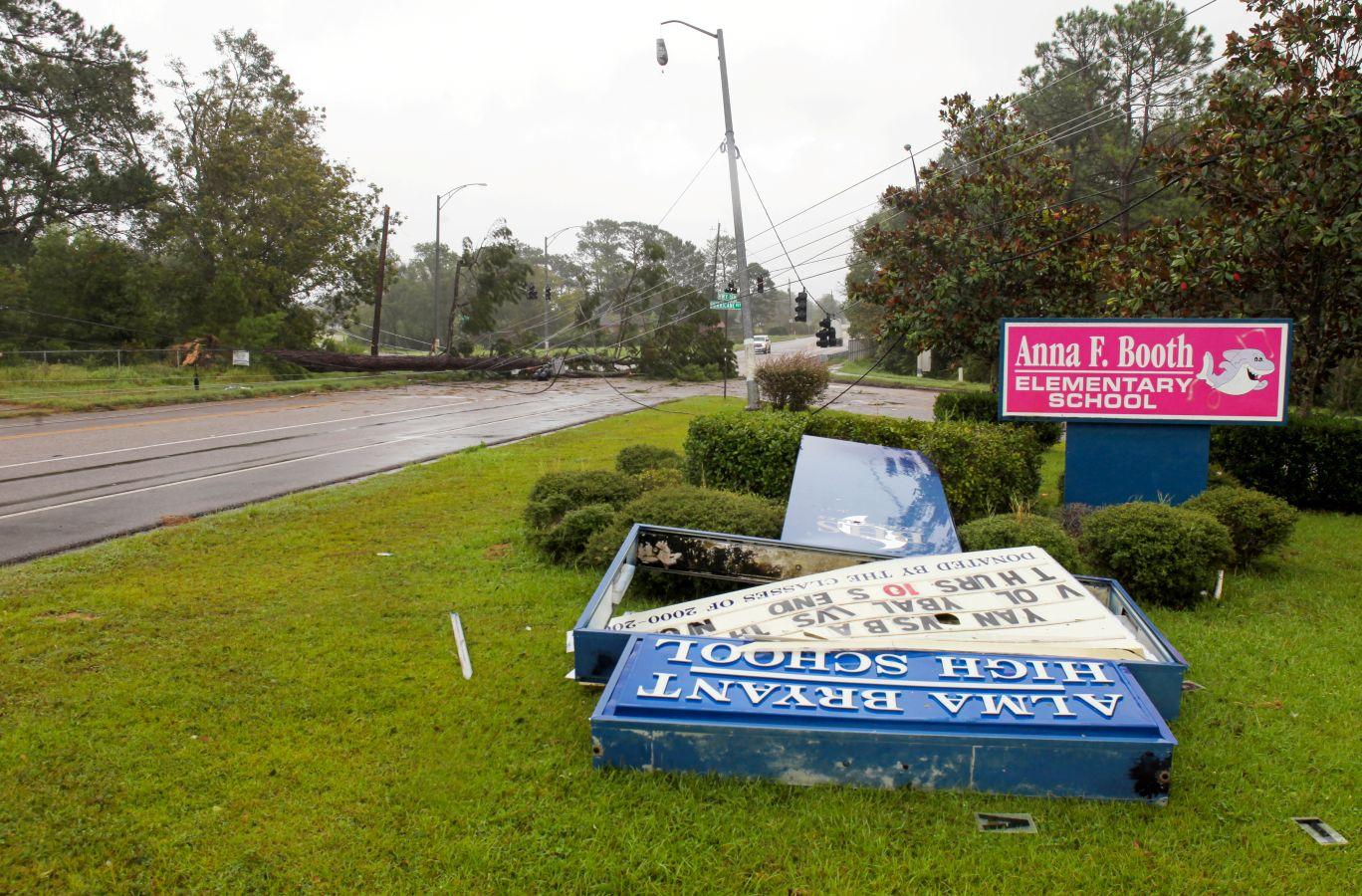 La costa este de Estados Unidos ha sufrido especialmente la llegada del huracán Sally. De hecho, los estados afectados han sufrido cortes eléctricos e inundaciones, además de la caída de decenas de árboles. 'Sally' ha dejado a más de medio millón de personas sin luz. Los estados de Alabama y Florida han resultado los más afectados. Sally tocó tierra como huracán categoría dos, con vientos de hasta 160 km/h. 