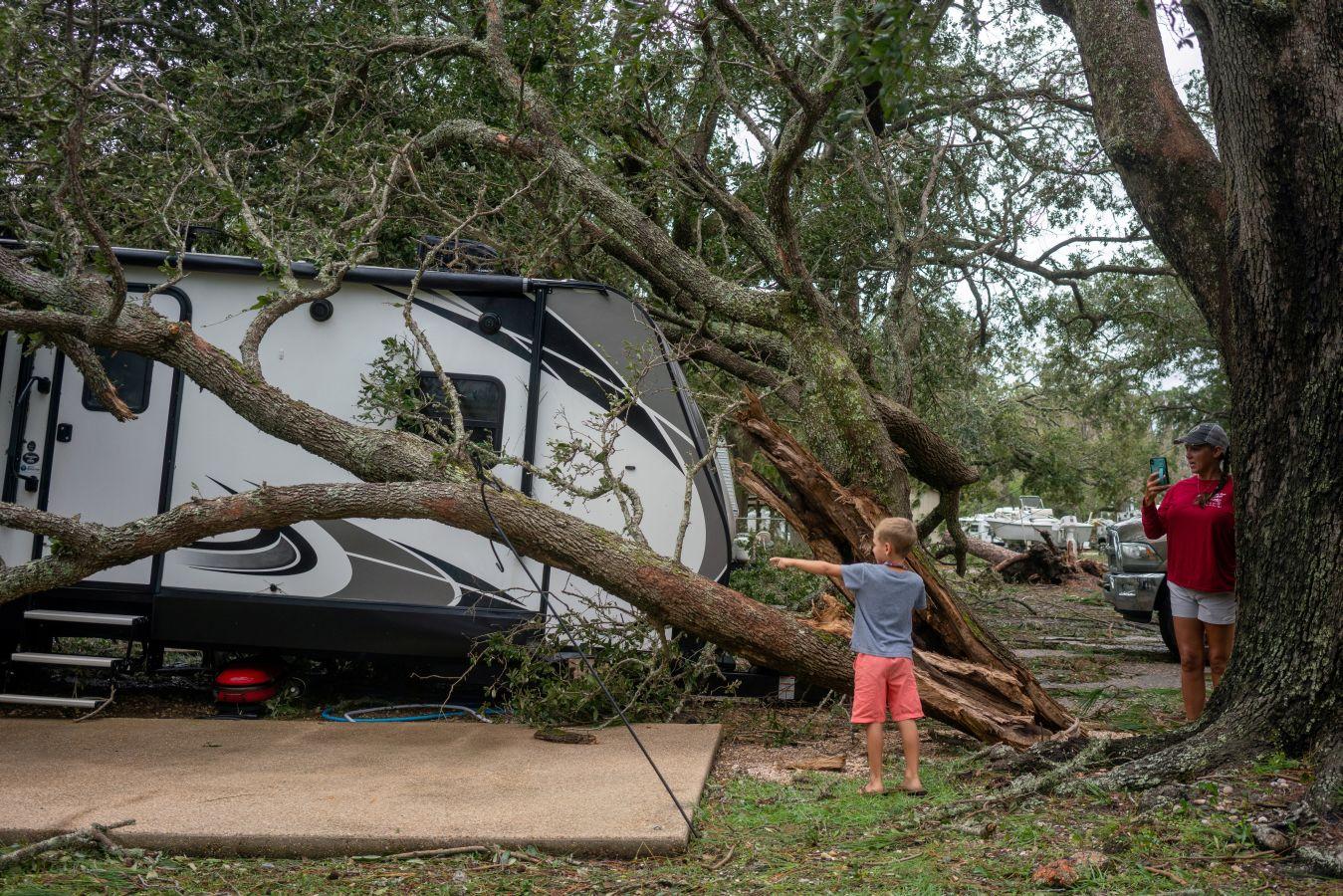 La costa este de Estados Unidos ha sufrido especialmente la llegada del huracán Sally. De hecho, los estados afectados han sufrido cortes eléctricos e inundaciones, además de la caída de decenas de árboles. 'Sally' ha dejado a más de medio millón de personas sin luz. Los estados de Alabama y Florida han resultado los más afectados. Sally tocó tierra como huracán categoría dos, con vientos de hasta 160 km/h. 