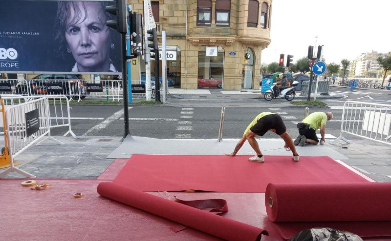 Colocación de la alfombra roja en el Kursaal.