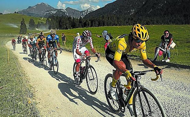 Roglic, en cabeza en el tramo de sterrato. 