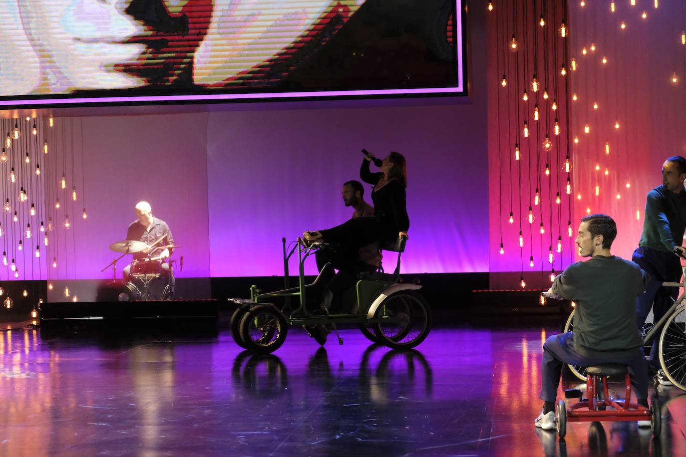 La música y la danza estuvieron muy presentes en la inauguración oficial de la 68 edición del Festival de Cine de San Sebastián