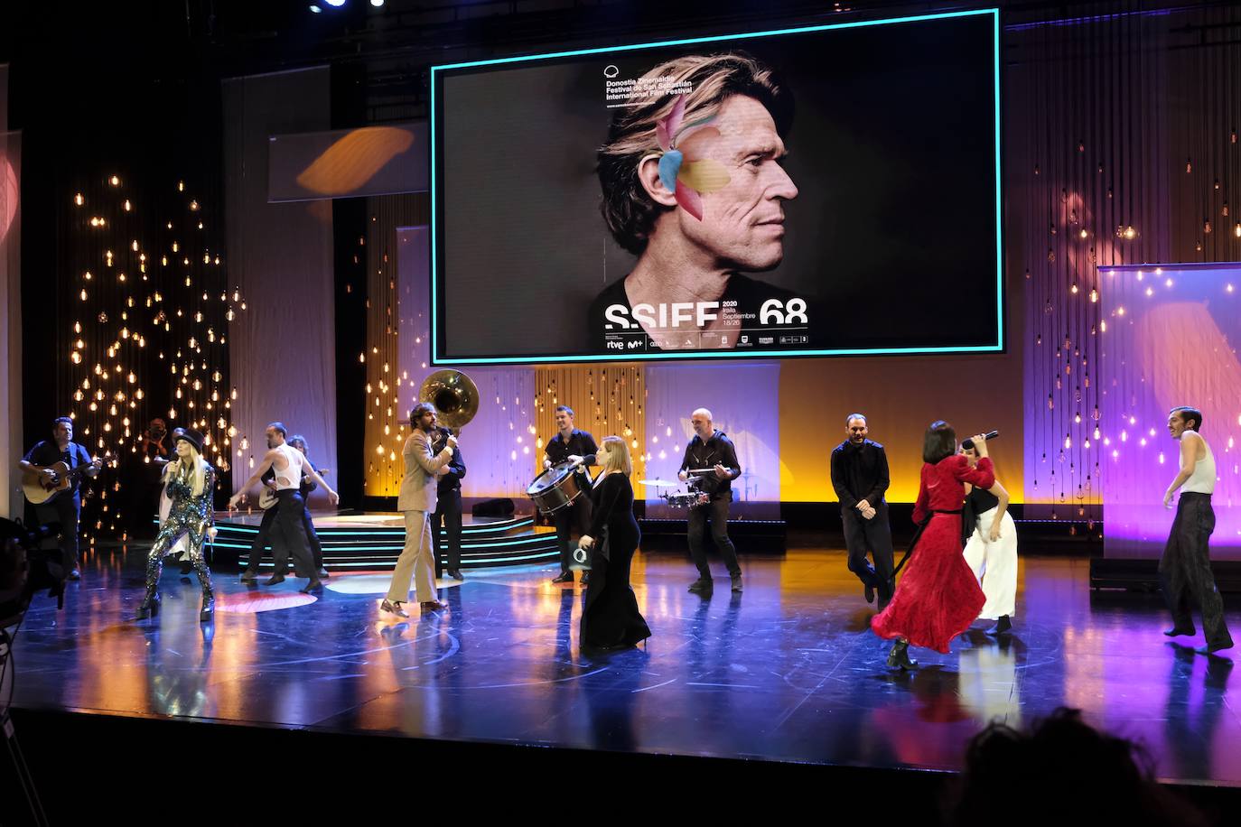 La música y la danza estuvieron muy presentes en la inauguración oficial de la 68 edición del Festival de Cine de San Sebastián