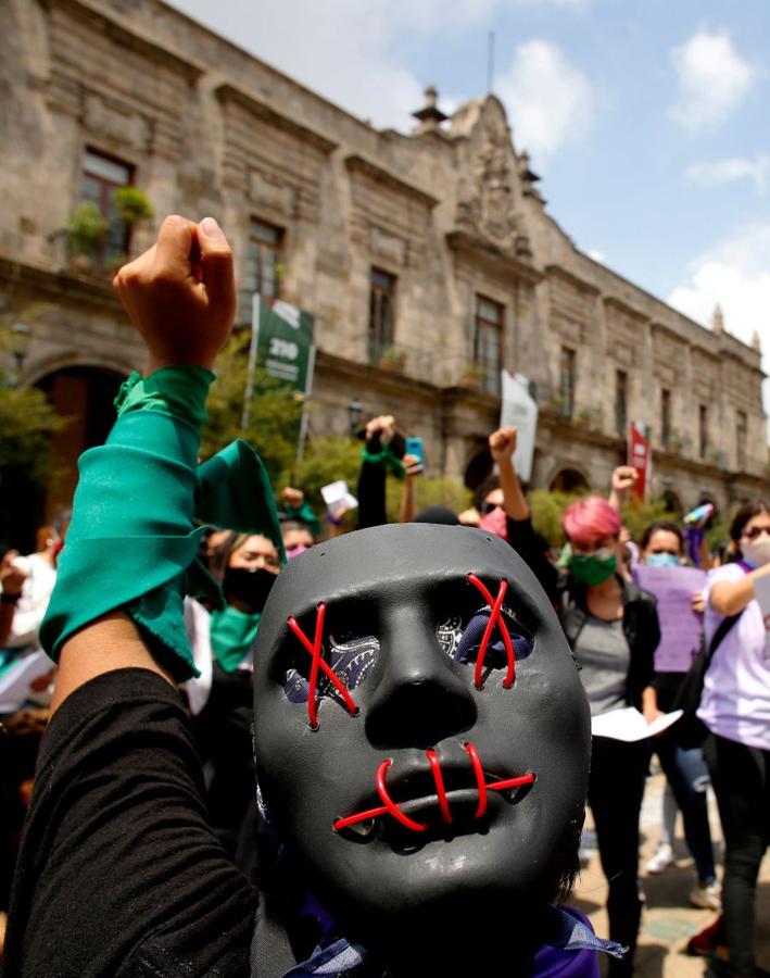 Decenas de mujeres se manisfestaron en Guadalajara, la segunda ciudad más importante de México, por los casos de violencia de género que se están registrando en el país. Coincidiendo con el 110 aniversario de la independencia, multitud de mujeres se manifestaron en la Rotonda de los jalisciences ilustres -una de las más simbólicas de la ciudad- exigiendo justicia. En México, 10 mujeres son asesinadas cada día, según cifras de Secretariado Ejecutivo del Sistema Nacional de Seguridad Pública. 