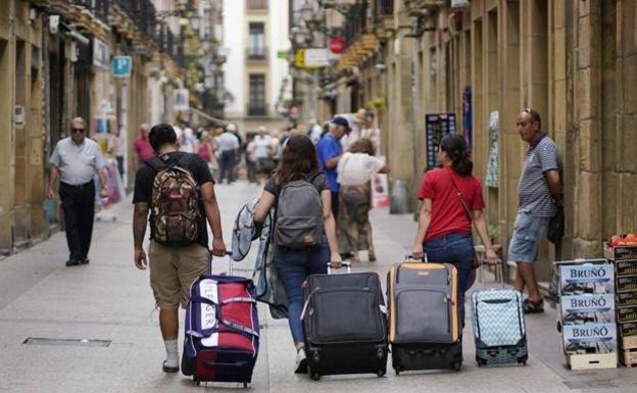Olano dice que el turismo no ha sufrido «un derrumbe total» pero que «los próximos meses serán muy duros»