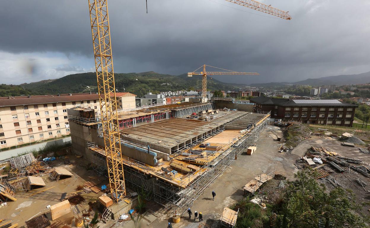 Vista aérea del avance de las obras del polideportivo, centradas en culminar la estructura de hormigón, antes de acometer la cubierta que cubrirá la última planta, ahora en construcción. 