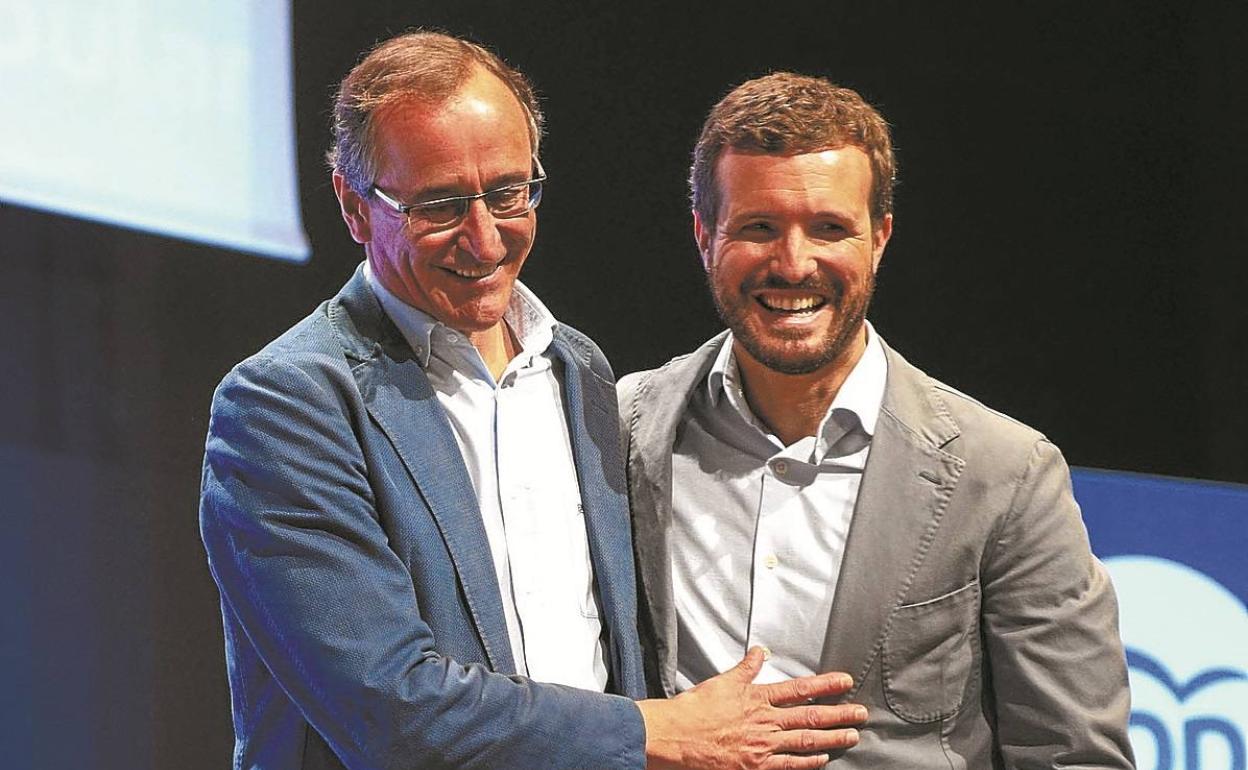 Alonso y Casado, en la convención del PP vasco que tuvo lugar en Vitoria en septiembre del año pasado.