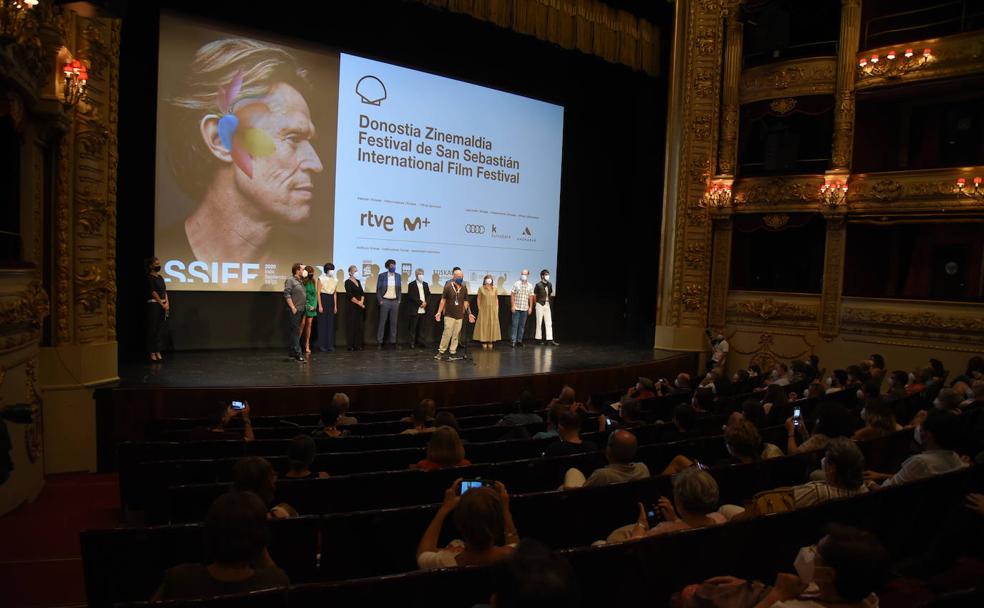 El equipo de la serie 'Patria' en el escenario del Teatro Victoria Eugenia. 