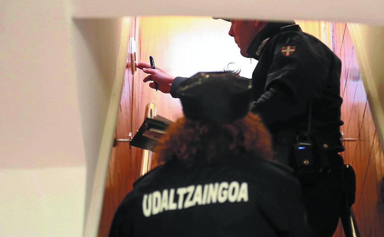 Agentes de la Guardia Municipal inspeccionan un piso turístico para comprobar si tiene licencia.