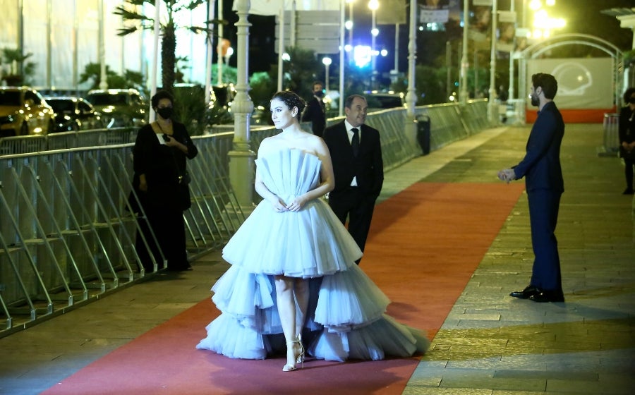 El reparto de 'El verano que vivimos' ha posado para la prensa y para los pocos aficiados que han podido verlos en la alfombra roja del Victoria Eugenia. 