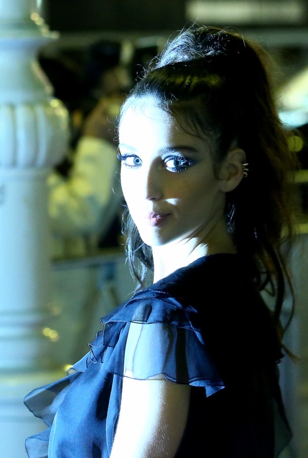 El reparto de 'El verano que vivimos' ha posado para la prensa y para los pocos aficiados que han podido verlos en la alfombra roja del Victoria Eugenia. 