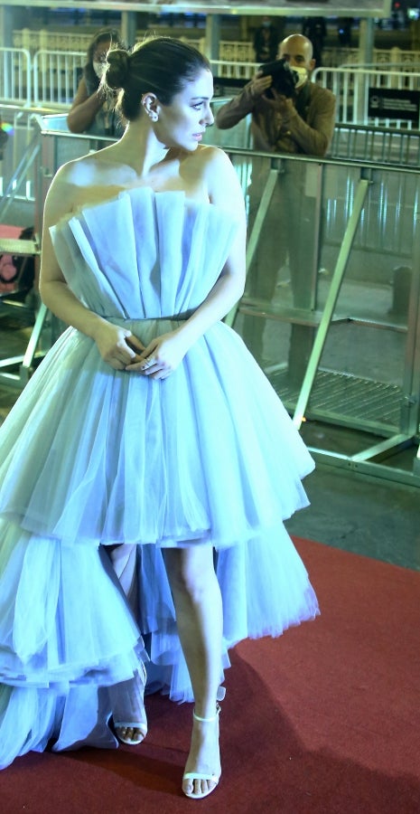 El reparto de 'El verano que vivimos' ha posado para la prensa y para los pocos aficiados que han podido verlos en la alfombra roja del Victoria Eugenia. 