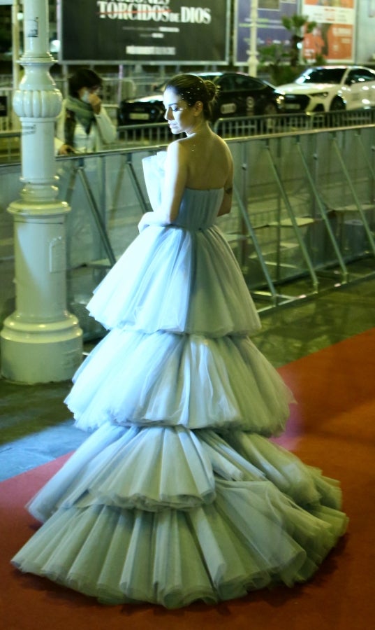 El reparto de 'El verano que vivimos' ha posado para la prensa y para los pocos aficiados que han podido verlos en la alfombra roja del Victoria Eugenia. 