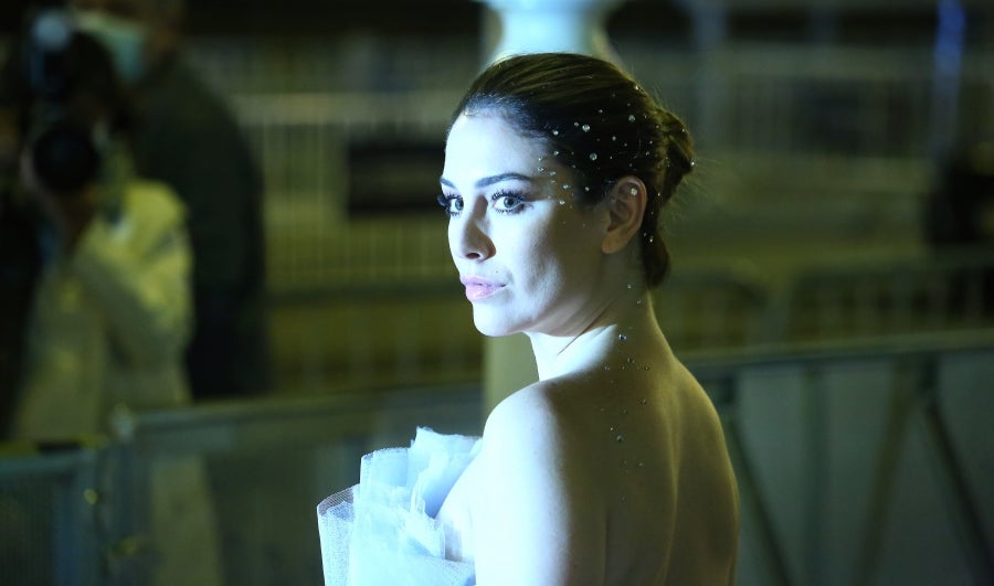 El reparto de 'El verano que vivimos' ha posado para la prensa y para los pocos aficiados que han podido verlos en la alfombra roja del Victoria Eugenia. 