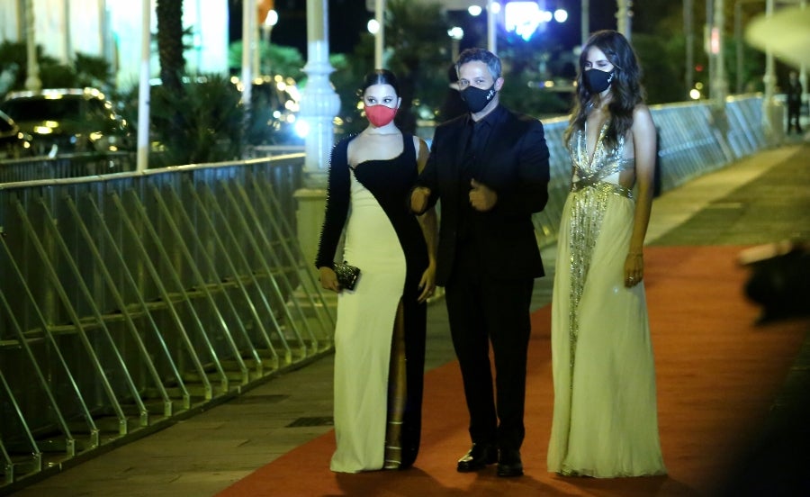 El reparto de 'El verano que vivimos' ha posado para la prensa y para los pocos aficiados que han podido verlos en la alfombra roja del Victoria Eugenia. 