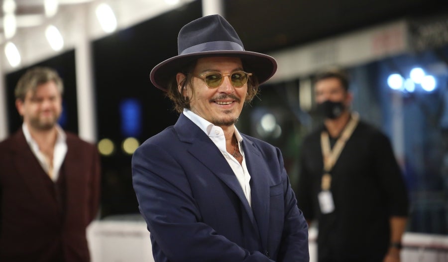 El actor, vestido de gala, dedica tiempo a los pocos presentes y posa y saluda a cada uno de ellos. Junto a él, el resto del equipo de producción y realización de la película 'Crock of Gold'. 