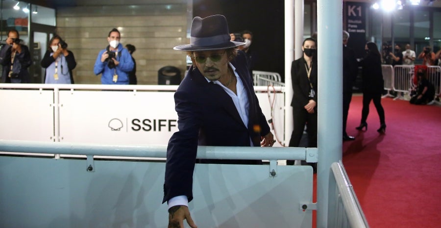 El actor, vestido de gala, dedica tiempo a los pocos presentes y posa y saluda a cada uno de ellos. Junto a él, el resto del equipo de producción y realización de la película 'Crock of Gold'. 