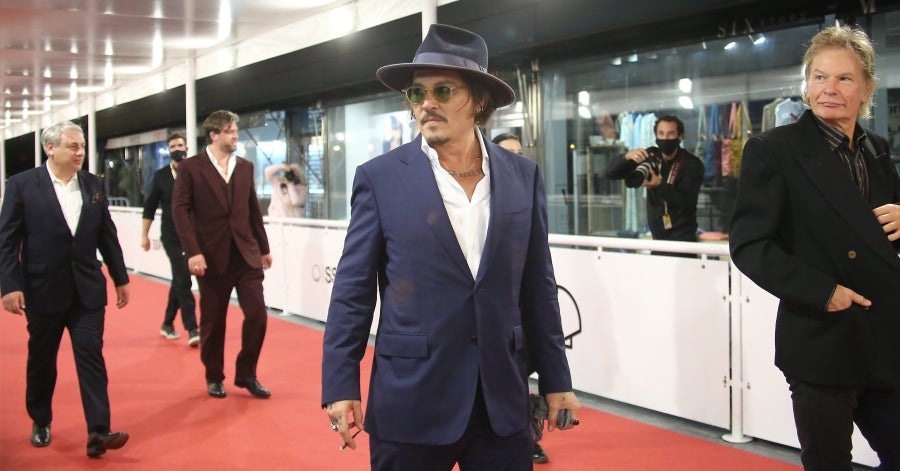 El actor, vestido de gala, dedica tiempo a los pocos presentes y posa y saluda a cada uno de ellos. Junto a él, el resto del equipo de producción y realización de la película 'Crock of Gold'. 