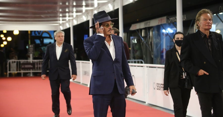 El actor, vestido de gala, dedica tiempo a los pocos presentes y posa y saluda a cada uno de ellos. Junto a él, el resto del equipo de producción y realización de la película 'Crock of Gold'. 