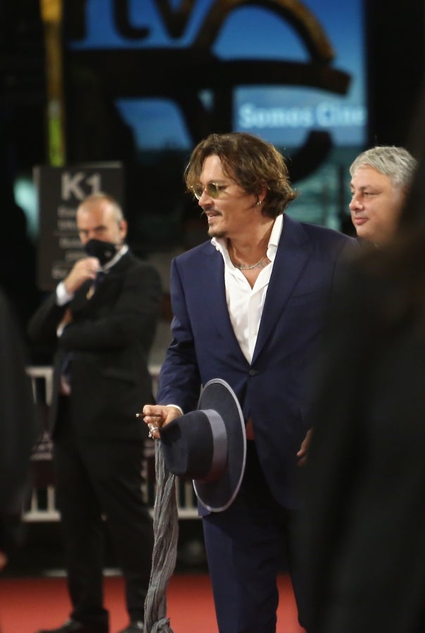 El actor, vestido de gala, dedica tiempo a los pocos presentes y posa y saluda a cada uno de ellos. Junto a él, el resto del equipo de producción y realización de la película 'Crock of Gold'. 