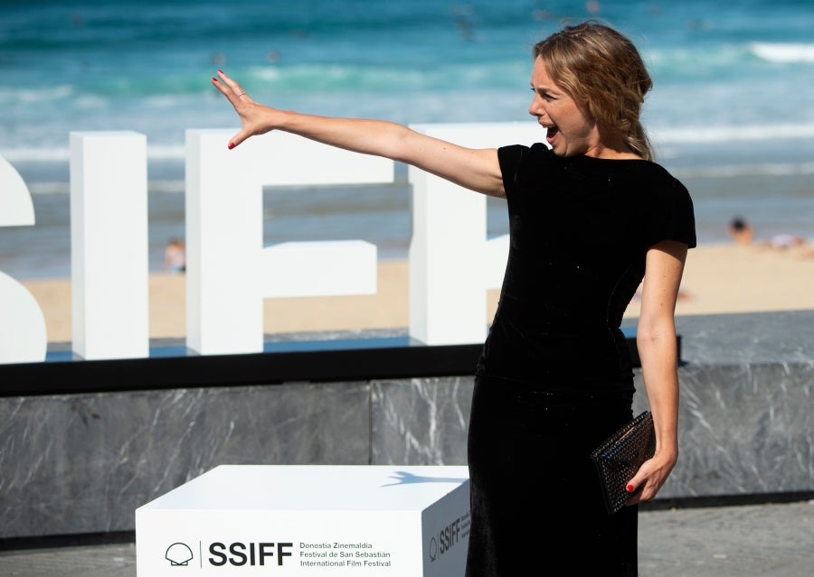 Danielle Arbid, Laetitia Dosch y Sergei Polunin han posado esta mañana ante los medios y presentarán esta tarde su película, 'Passion Simple'. 