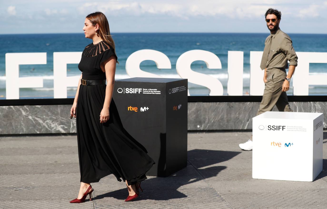 Rey y Suárez, posan para la prensa en la terraza del Kursaal.