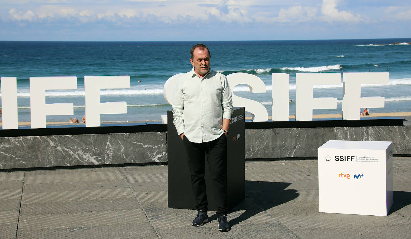 Rey y Suárez, posan para la prensa en la terraza del Kursaal.