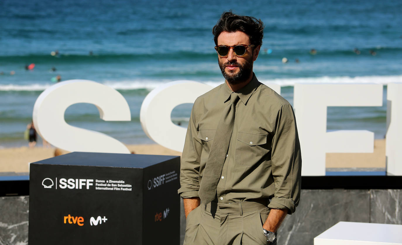 Rey y Suárez, posan para la prensa en la terraza del Kursaal.