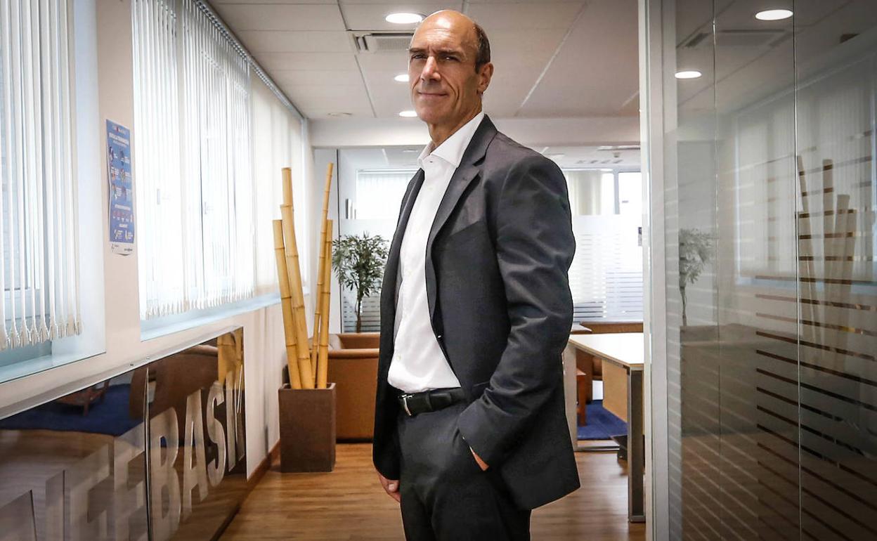 El presidente de la patronal vasca (Confebask), Eduardo Zubiaurre, posa en el cuartel general de la organización, en Bilbao. 