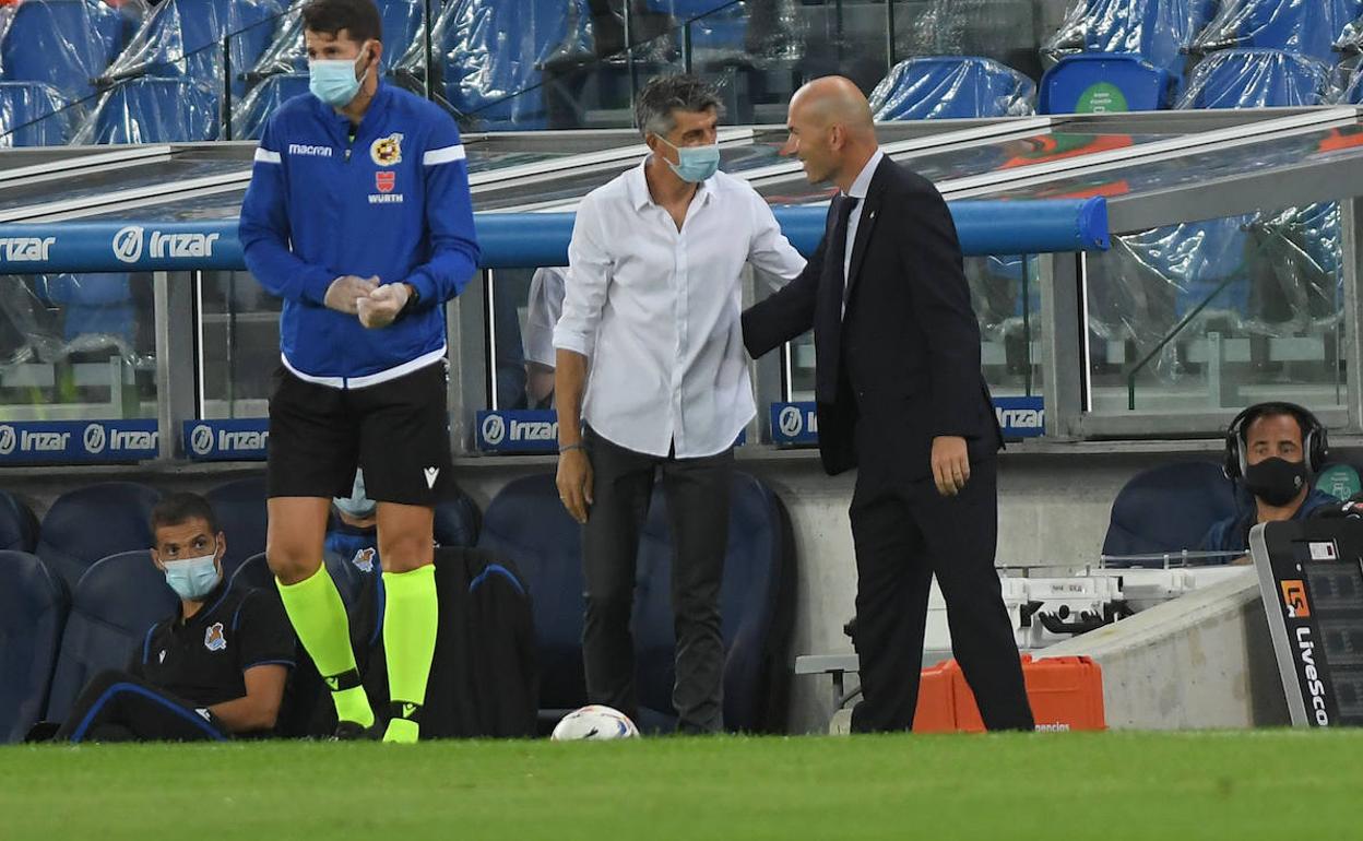 Alguacil y Zidane se saludan en el Reale Arena. 