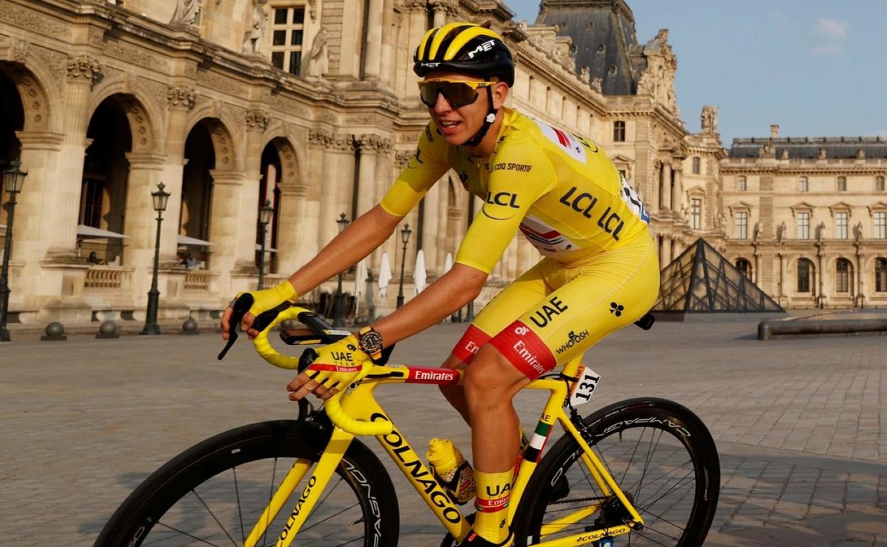 Pogacar, a su paso por el Louvre con la bici especial preparada para la ocasión. 