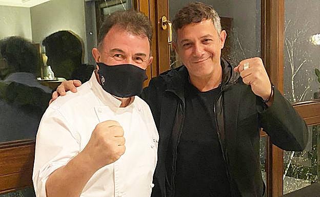 Alejandro Sanz disfruta feliz del menú de Martín Berasategui. «Anoche sí que cayó una estrella», bromea el chef en la red. 
