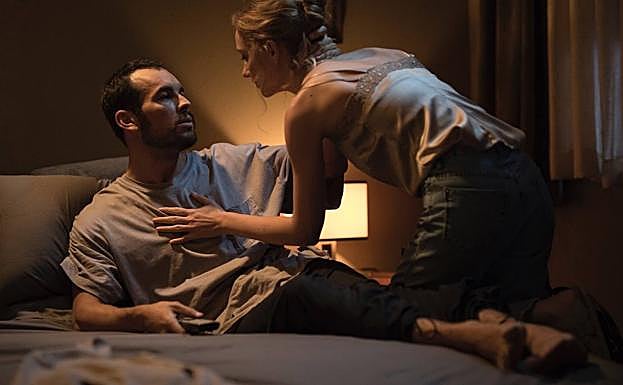 Mario Casas y Déborah François, en 'El practicante'.