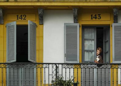 Imagen secundaria 1 - Forrest Gump, muy cómodo en un banco del Paseo de Salamanca. ¿Se habrá escrito un crimen en la Plaza de la Constitución? 